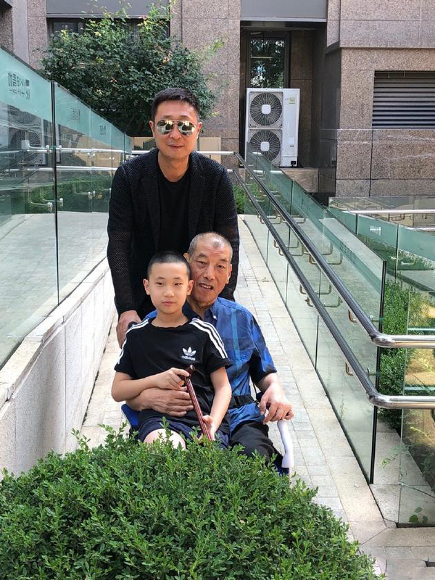 8月28日,周冬齐在自己微博上传一张照片,并配文称:"孝顺!