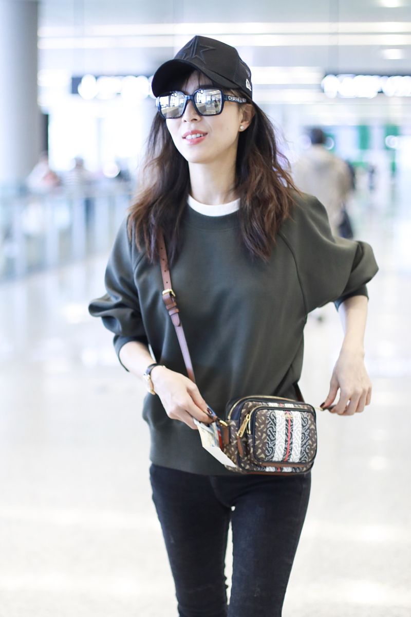 张静初街拍:卫衣牛仔裤burberry相机包 简约有型