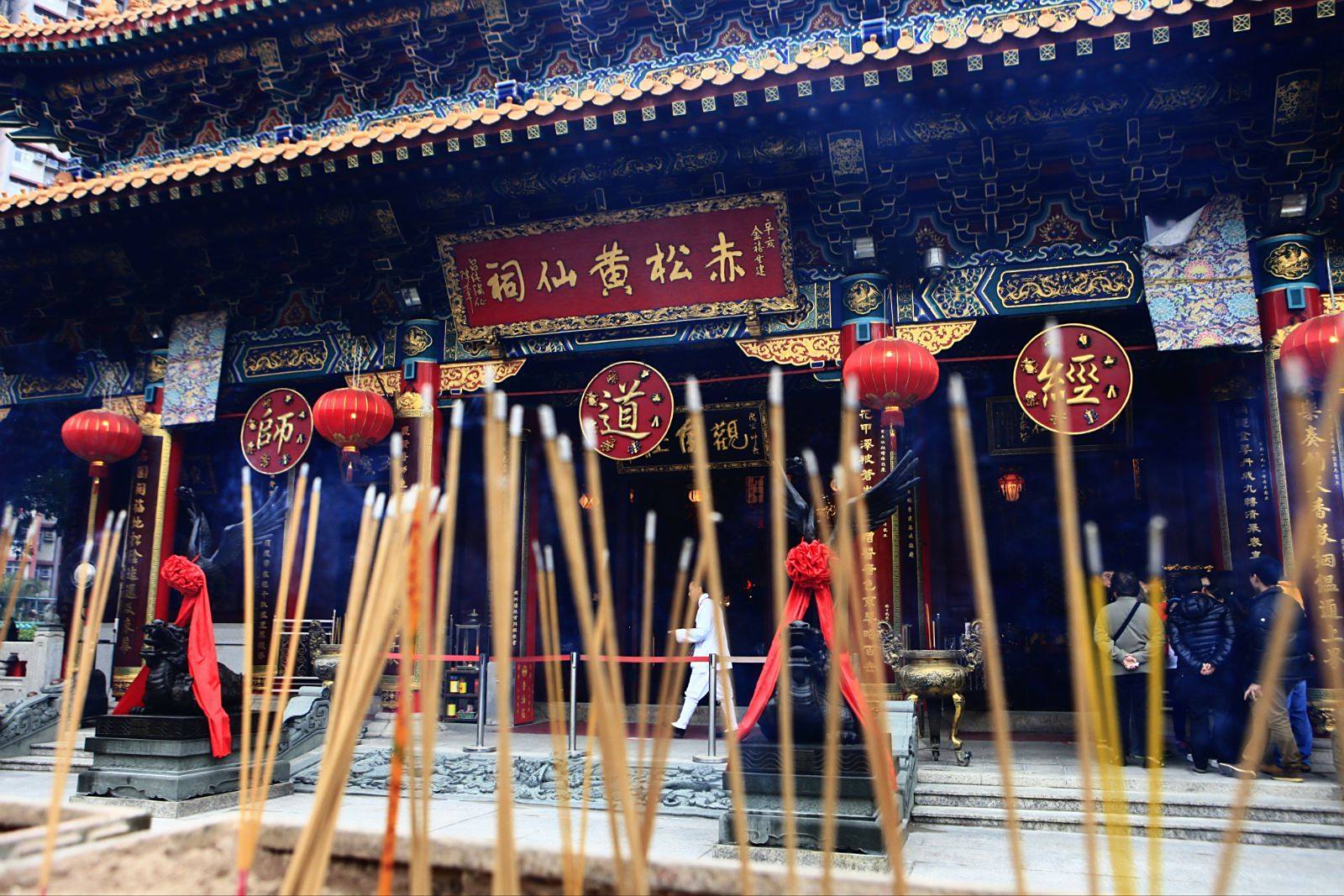 到黄大仙祠的游客络绎不绝,在这里不仅可以欣赏古建筑的魅力,还可以