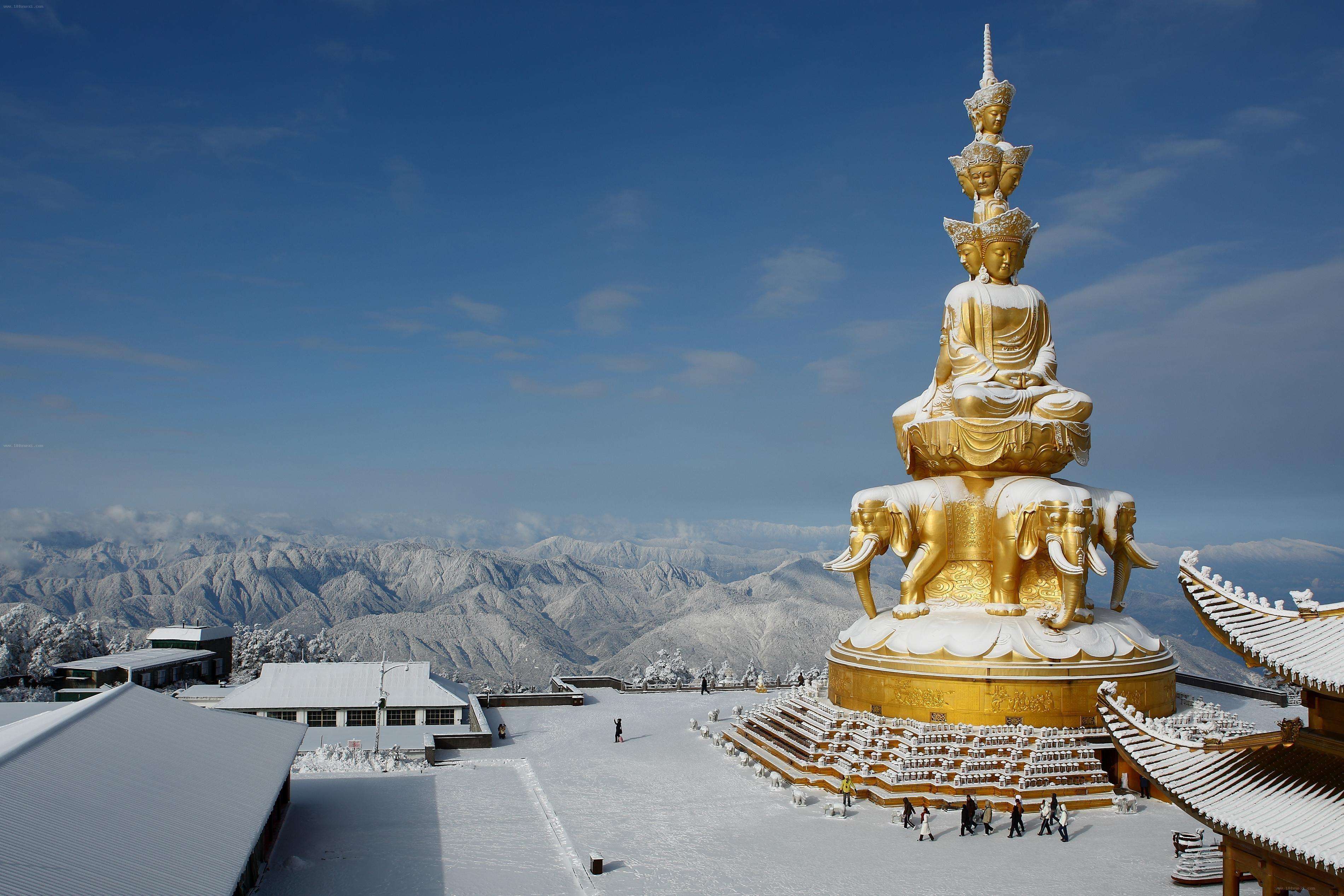 落雪第一时间掉落在峨眉山的金顶山,皑皑白雪,立马成为一个冰雪世界