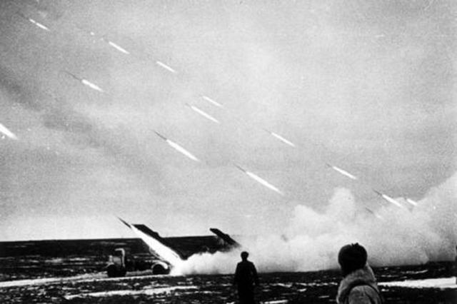 德军梦魇喀秋莎,10秒内一次性发射16枚火箭弹,齐射场面震撼