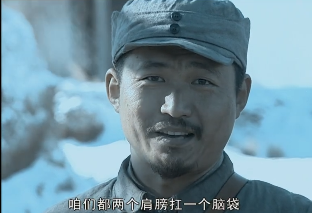 《亮剑》张大彪摔帽对比:一个摔出男子气概,一个摔出乌黑秀发