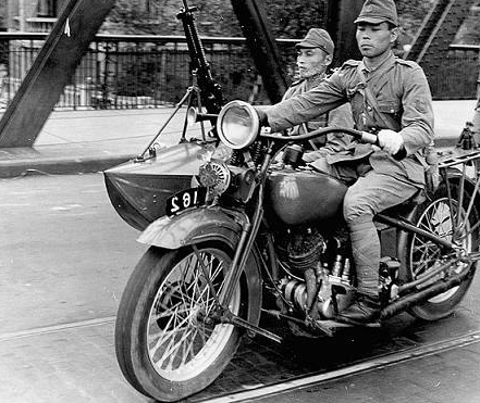 抗战老照片:日军侵华时拍摄的宣传照,面带微笑让人厌恶