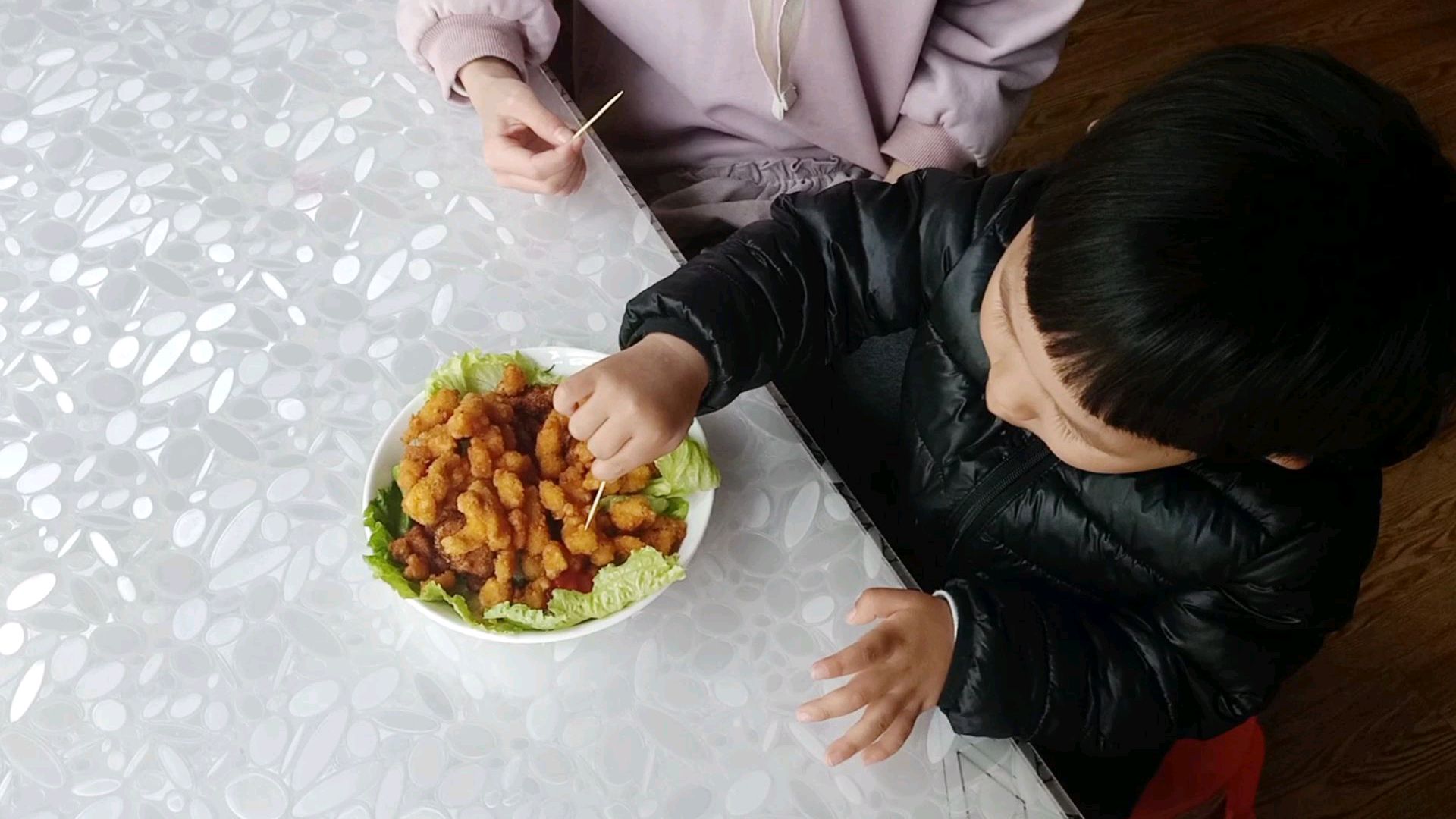 明明在家给孩子们做美味鸡米花,方法简单,口味堪比肯德基