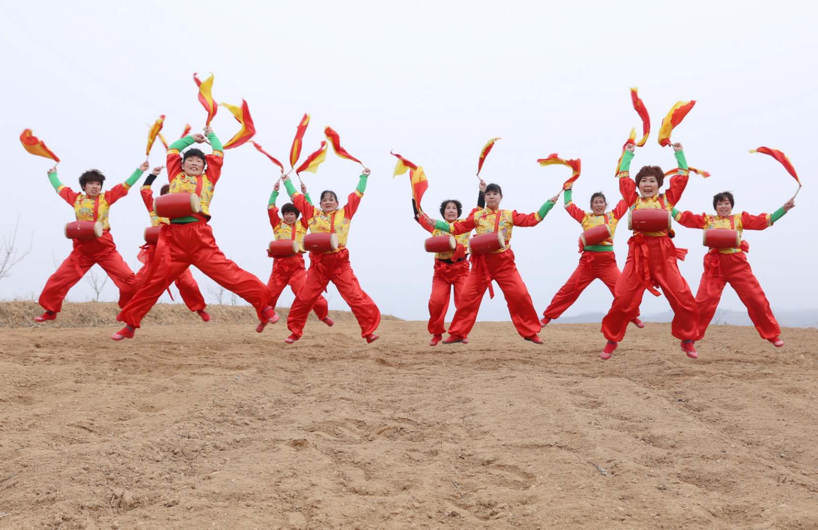 山西夏县古城角下的女子腰鼓队