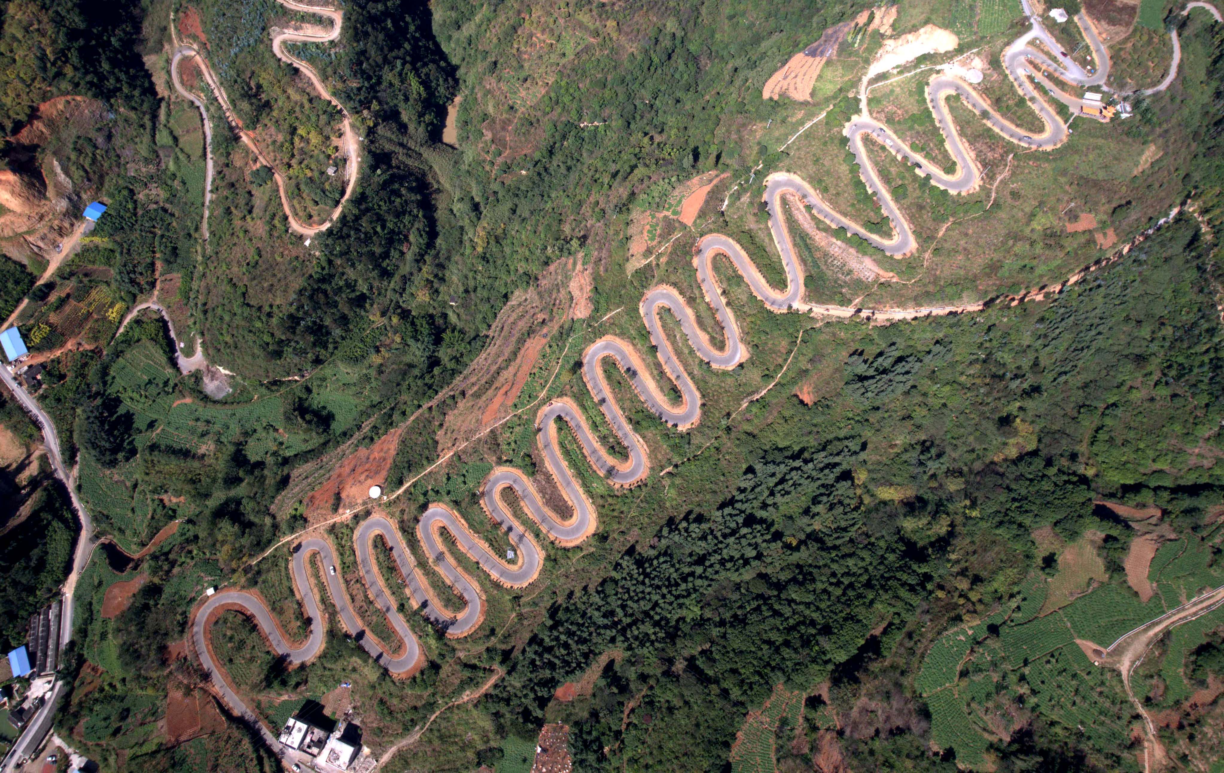 航拍云南宜良"68道拐"