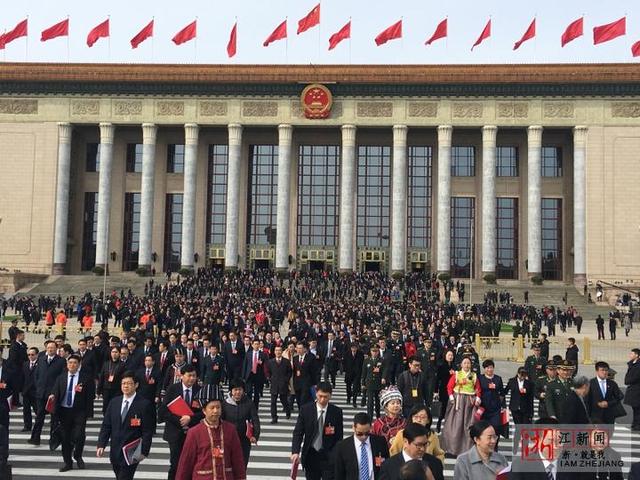 全国两会|十三届全国人大一次会议胜利闭幕 代表步出会场