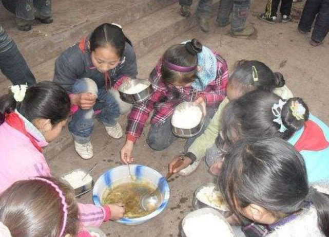 贫困地区儿童吃饭图片