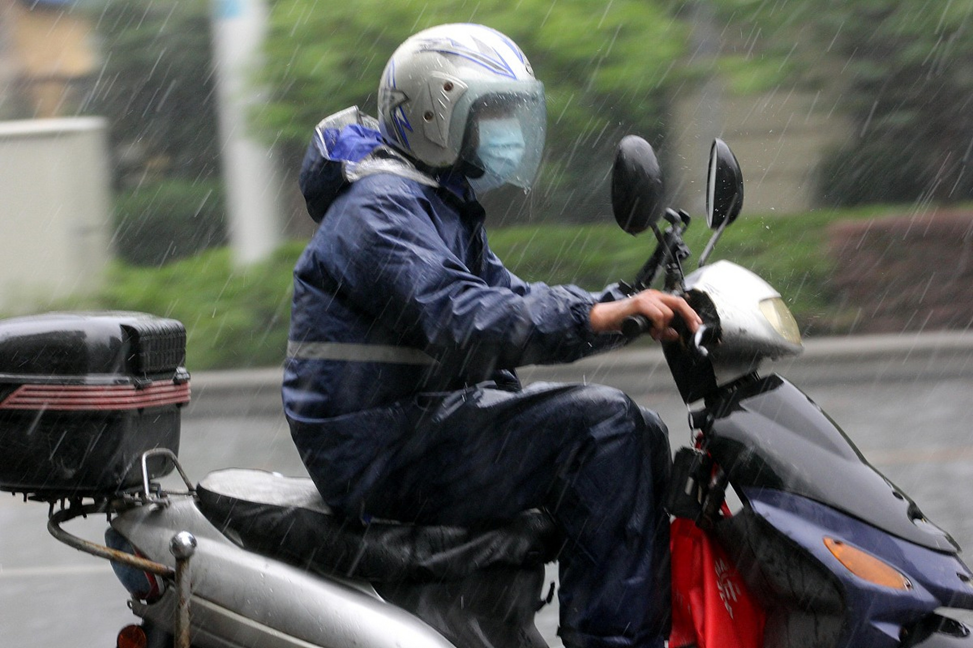 大嫂来到我家,被大雨淋湿了,我带她去了浴室,但她太美了,我突然没有