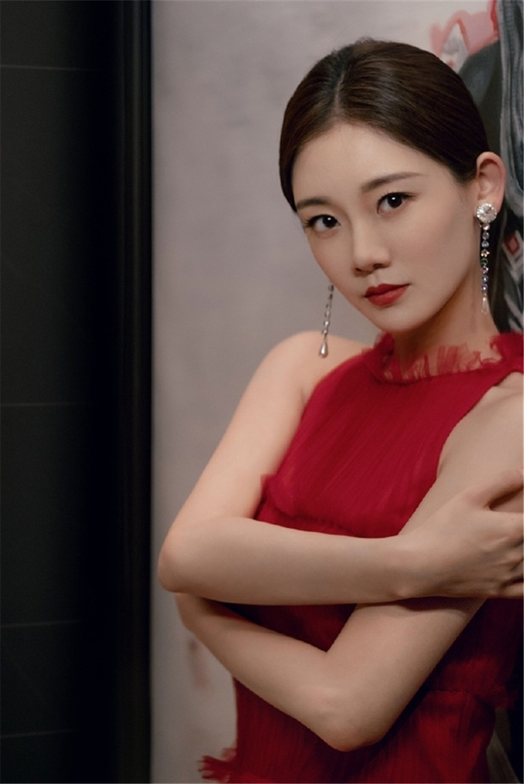 苗苗,着一身酒红色纱裙,明眸红唇,甜美亮丽