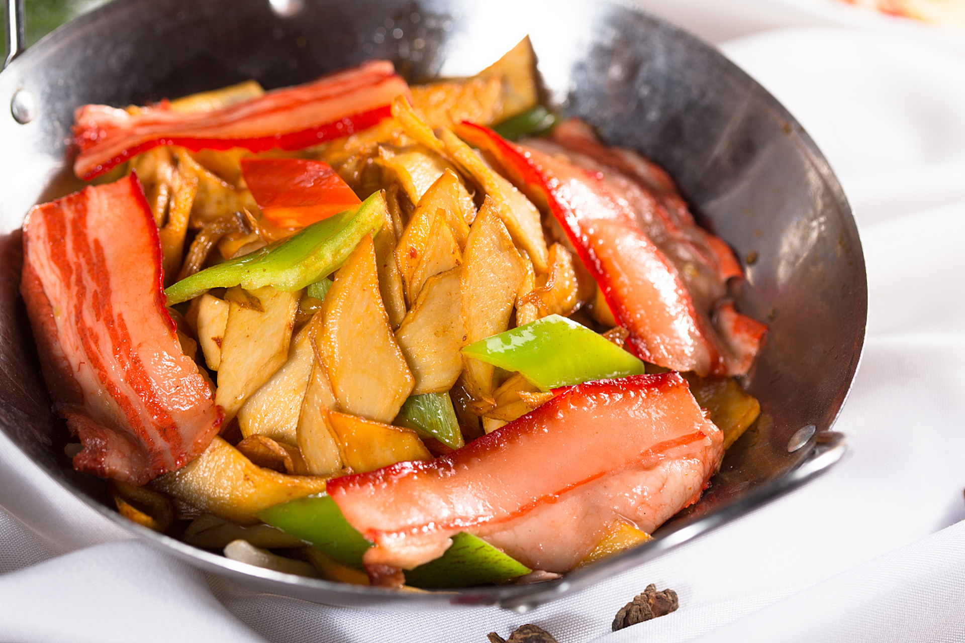 腊肉炒杏鲍菇!准备的食材有腊肉,杏鲍菇,青蒜,红辣椒,油和盐.