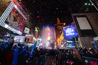 平安夜的人群狂欢,这么多人的大聚会真的超级热闹啊,你的圣诞夜狂欢