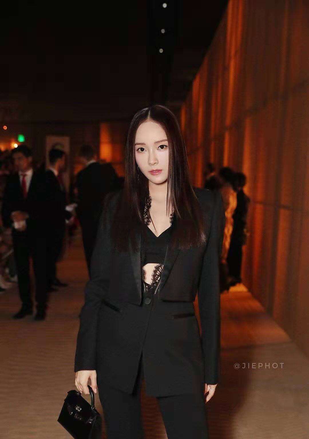 郑秀妍这个西服look真是性感霸气啊,是霸道女总裁没错了