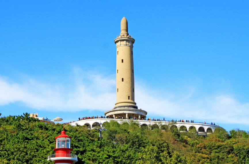 参观海军兵器馆,登白玉山塔观景,在山顶俯瞰旅顺港全景
