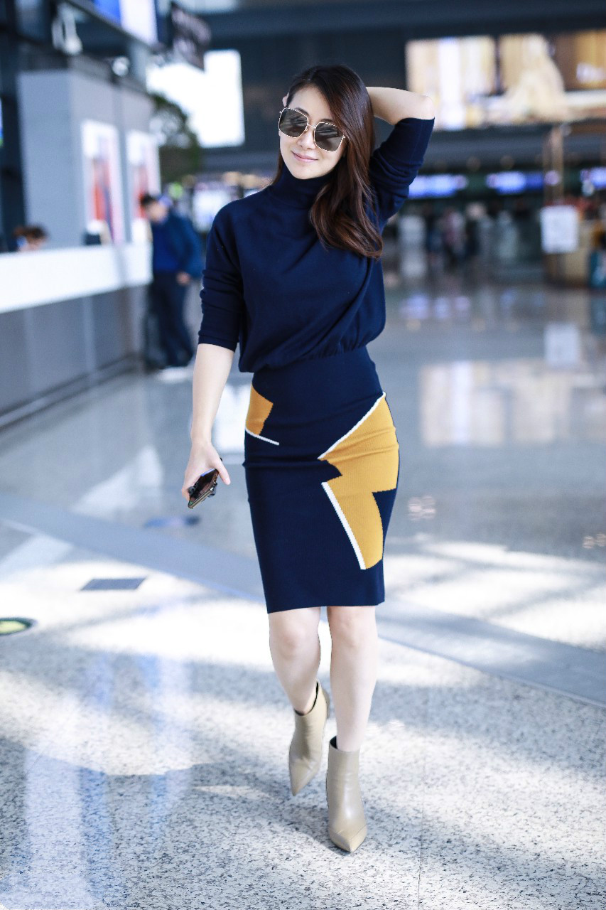 陈紫函穿深蓝色毛衣搭配同色系半身裙现身机场,戴墨镜皮肤白皙
