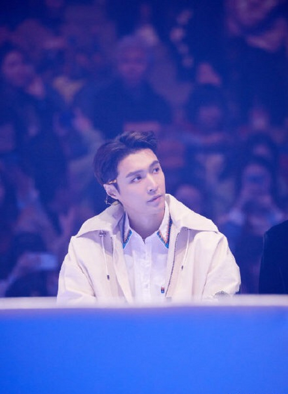 娱乐最前沿# #张艺兴# 张艺兴为韩国捐款两千万韩元.