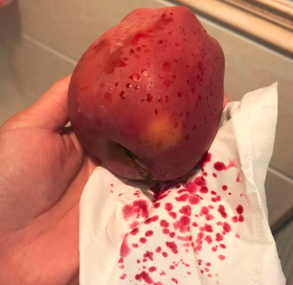 洗完苹果沾了一手"血"?切记!买来的苹果不能用热水洗!