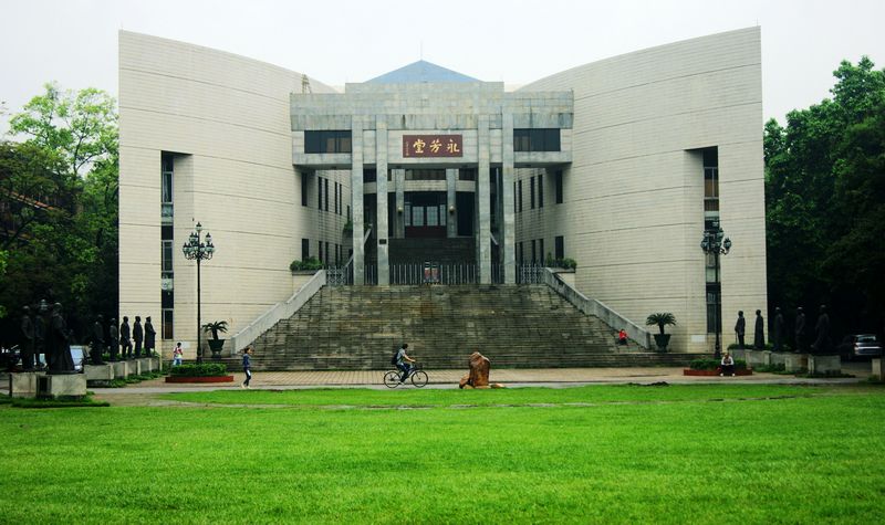 广州中山大学北门 此时有两个选择:可以在北门坐轮船"日游珠江",直接
