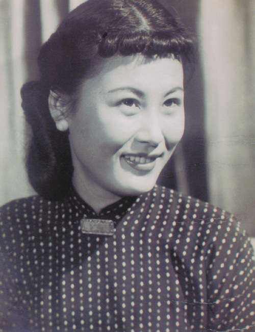 老照片:图一14岁的小女伶,图六23个姨太太的联军总司令