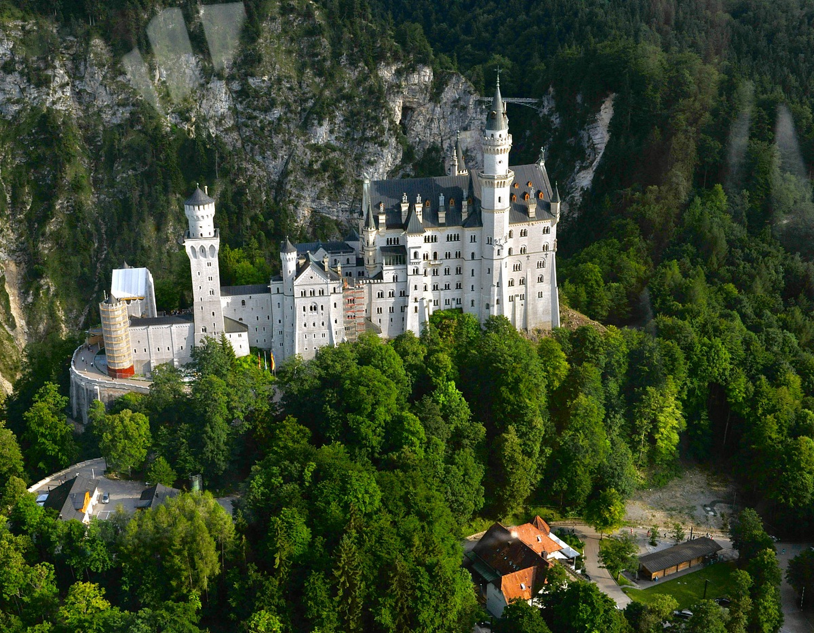 德国天鹅堡一般指新天鹅堡,全名新天鹅石城堡,是 19 世纪晚期的建筑