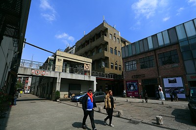 m50是莫干山路50号的简称,位于苏州河南岸半岛地带,是原上海春明粗纺