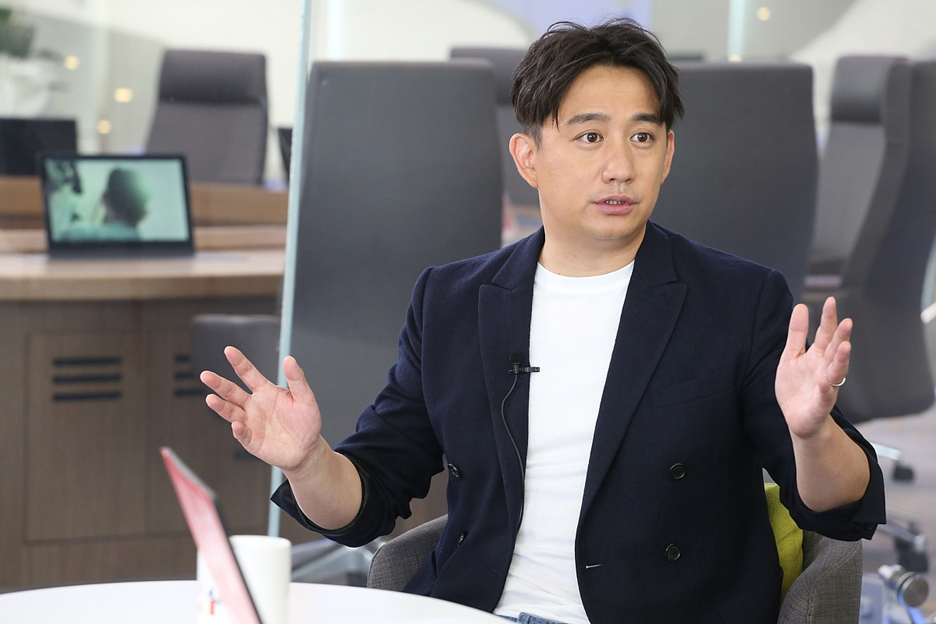 任嘉伦,黄磊,何炅的对话引出的几句话,人生,感情的事,就没什么好困扰