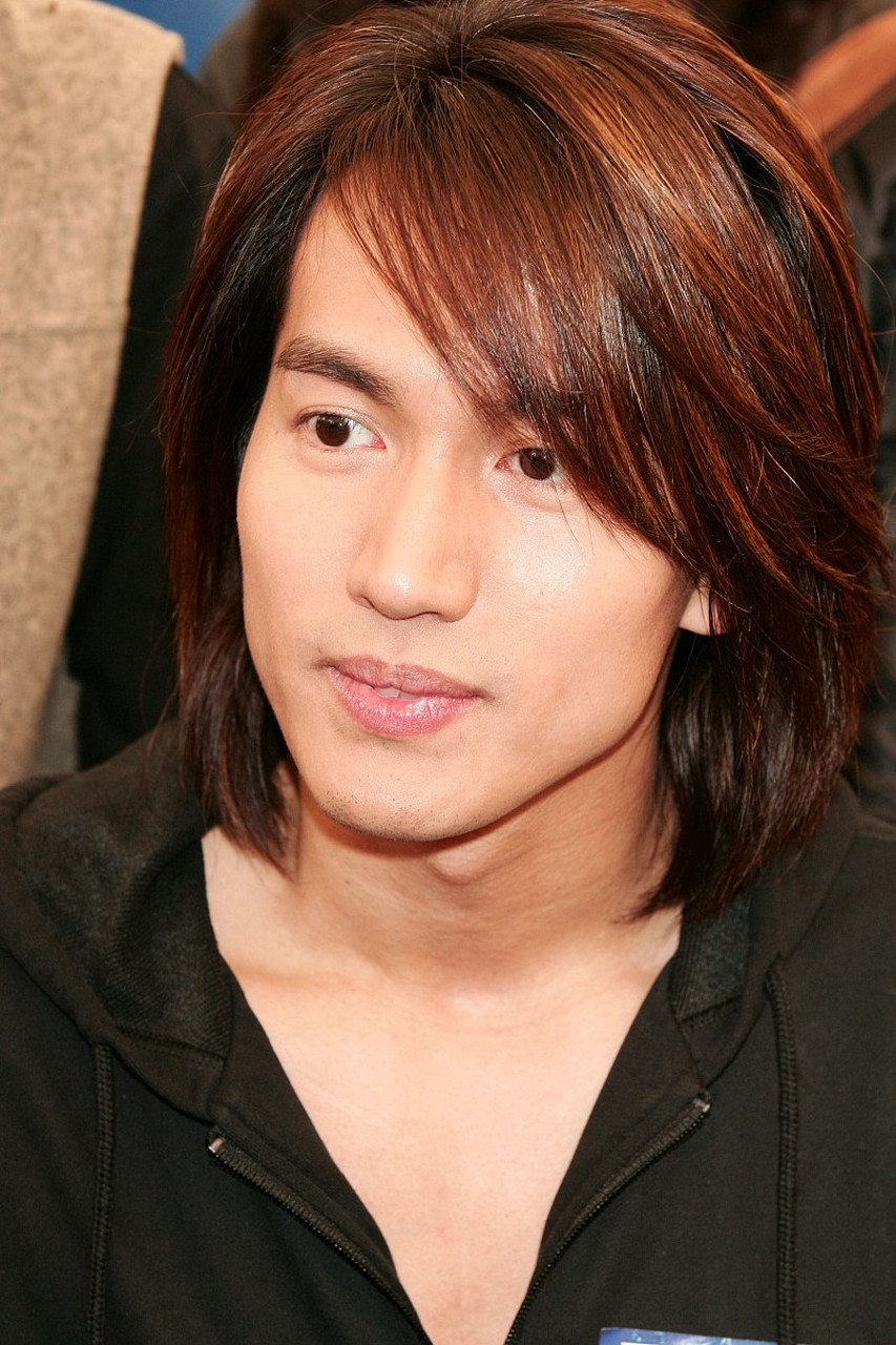 女明星大多都靠医美维持,像言承旭男明星植个发也实属能够理解.