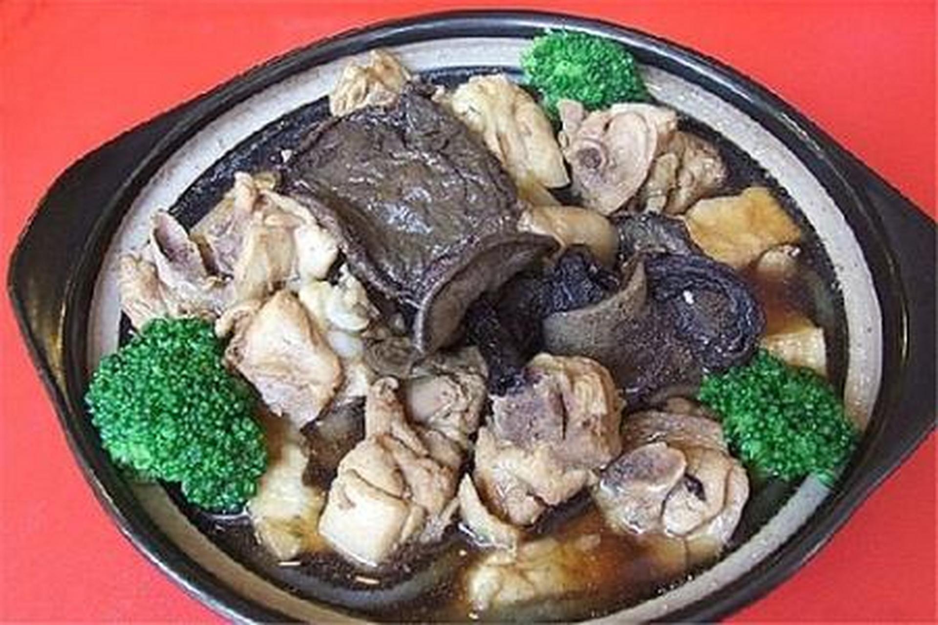 崂山菇炖鸡选用当地一年内的小公鸡,用高汤炖制而成.