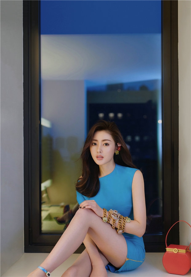 日前,张天爱为某杂志拍摄的12月刊封面 转载自百家号作者:教你情感