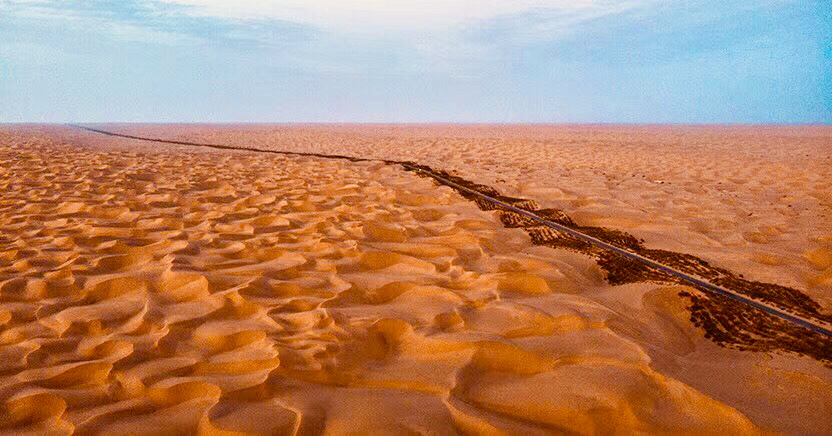 神秘而荒芜的流动沙丘