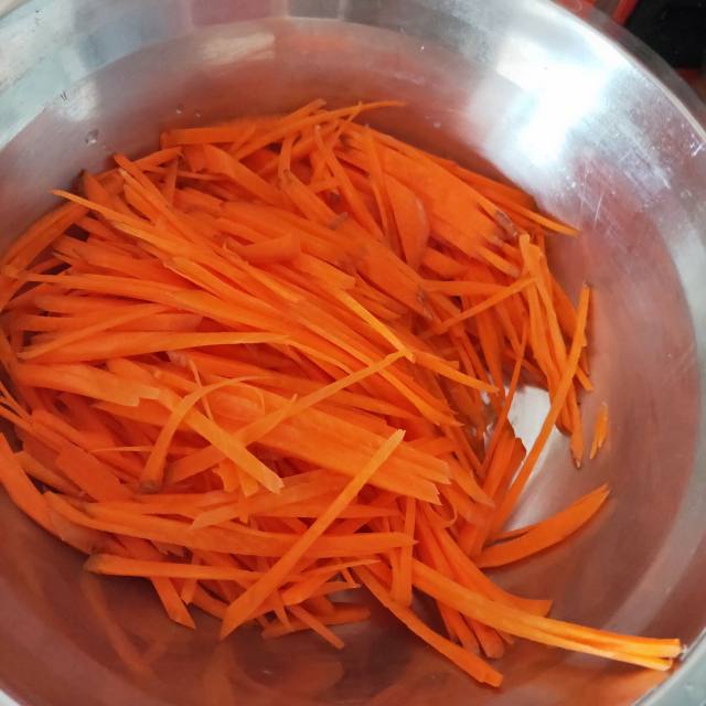 第1步,胡萝卜切丝.