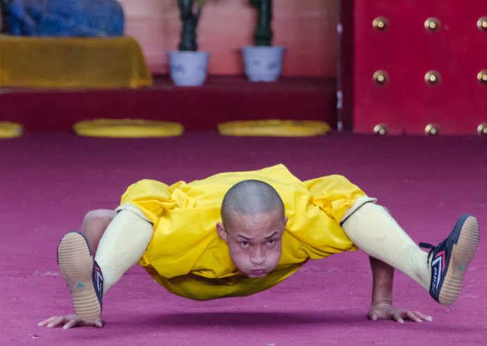 在大约一个小时的表演中,充分展示了少林绝技,看得出来大都是硬功夫