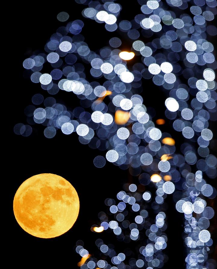 再过几小时,超级月亮 粉红月亮就升起来了.抢镜朋友圈,收好这份指南