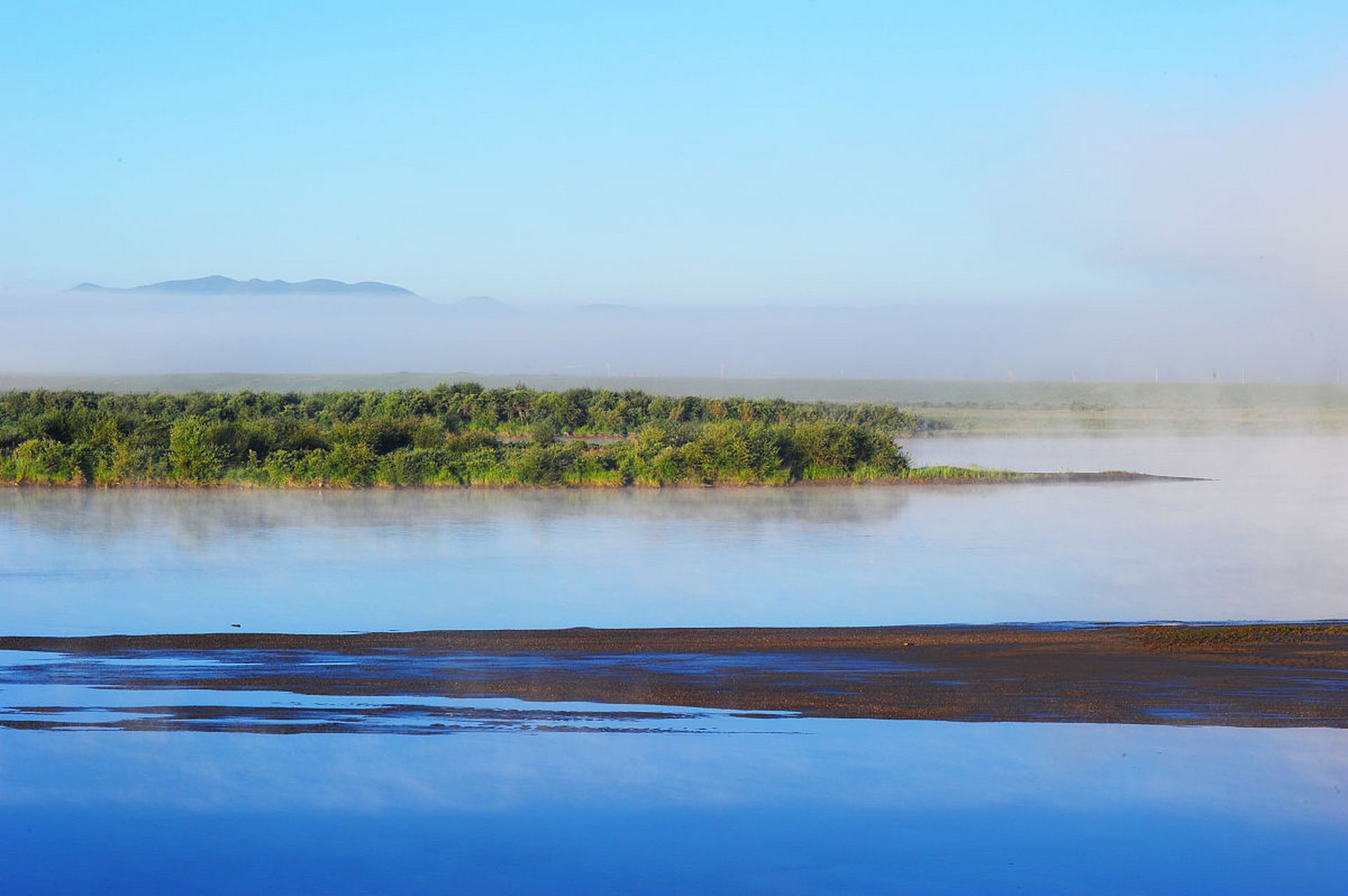 最近,四川青川县的旅游胜地——白龙湖开始迎来更多游客.