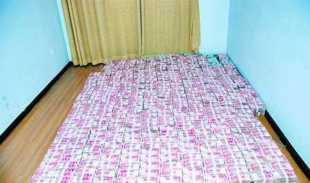 有钱多任性!夫妻两人竟用8000万现金铺床铺地板 !