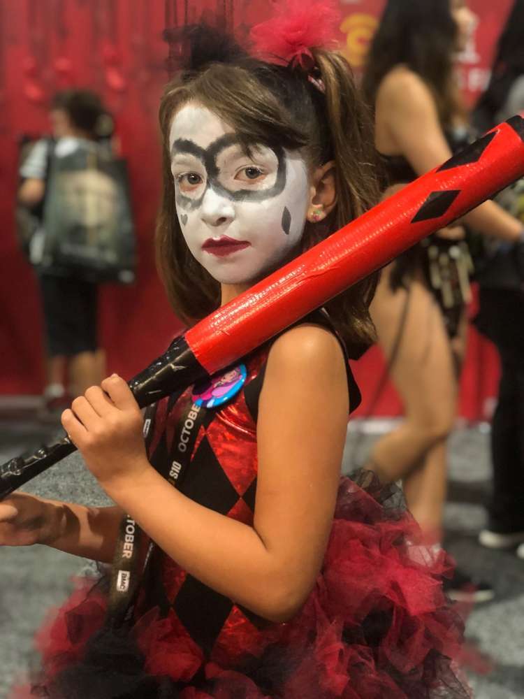 sdcc漫展现场:拿雷神战斧的小丑女,美队是替身演员来的?