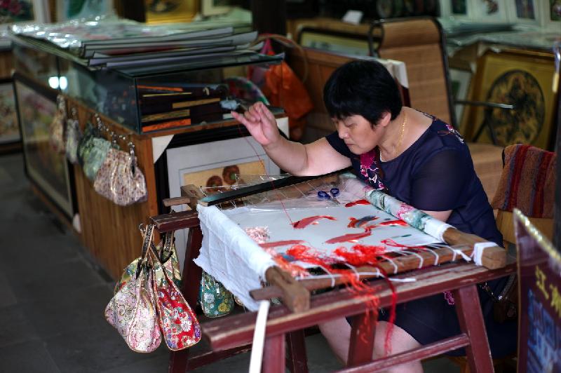 荡口古镇历史的见证 慕名而来的苏州绣娘一手刺绣精湛技艺