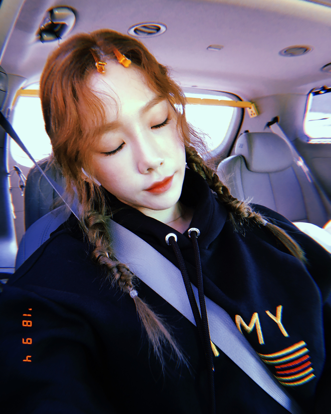 出发前来两张自拍 麻花辫泰妍甜度满分