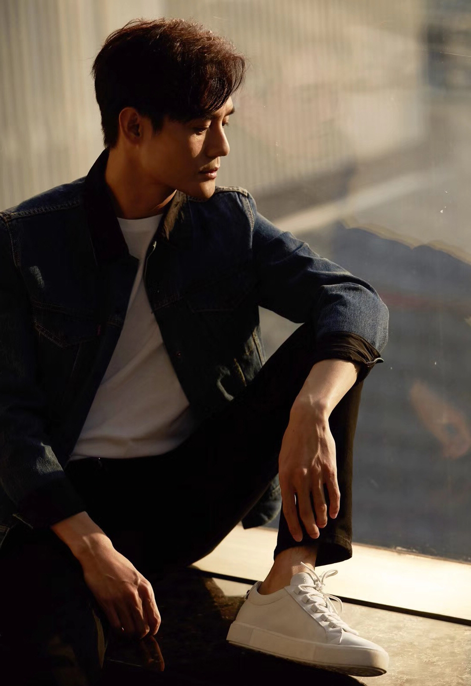 王凯机车皮衣帅气十足,男友力爆棚