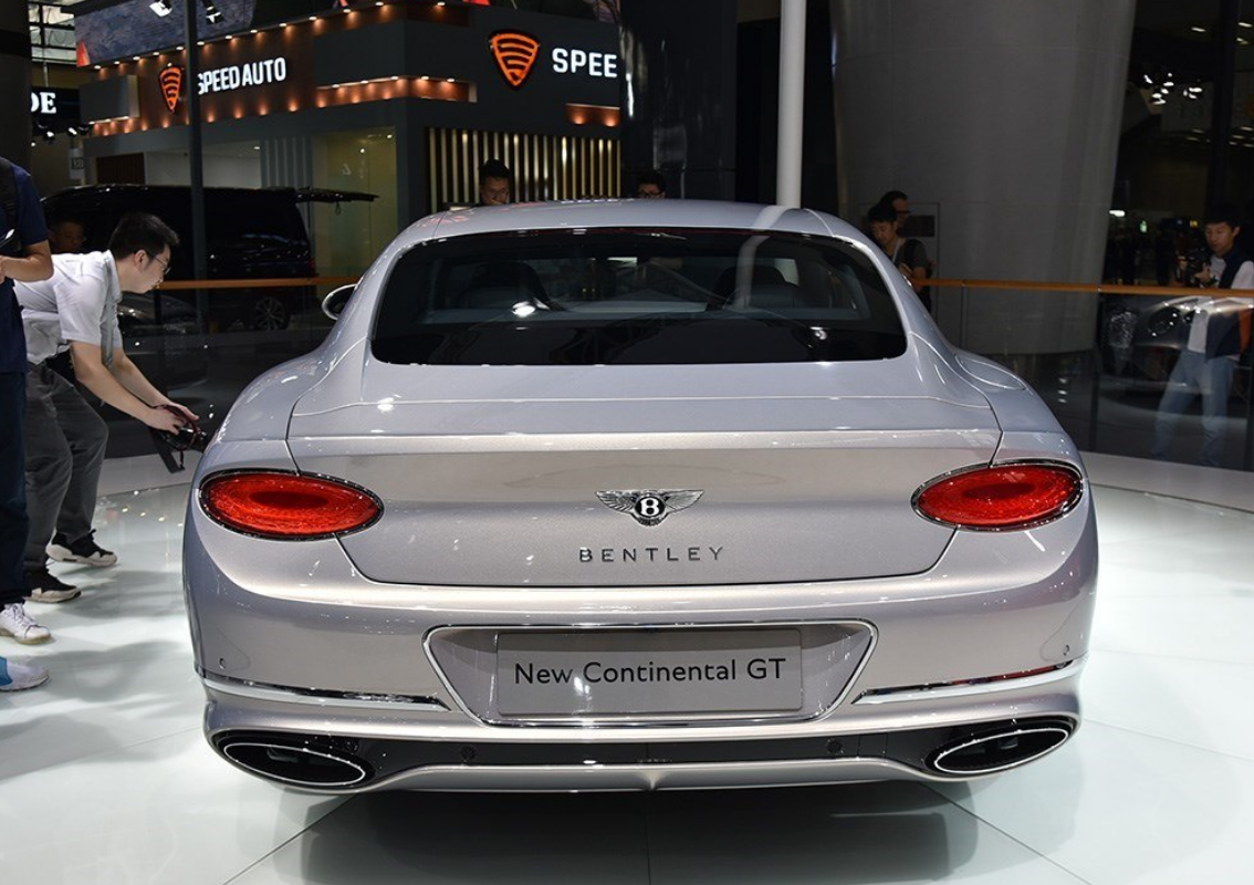 尾部的设计也很好看,线条比较突出,车灯也很漂亮.