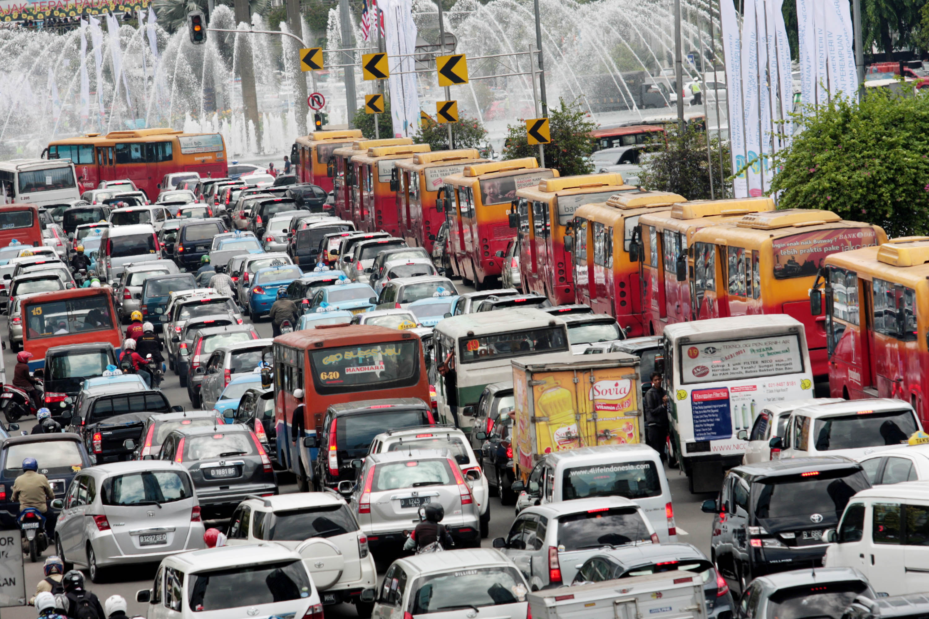 中国堵车情况最严重的一个城市,城内有200多万辆车,想不堵都难