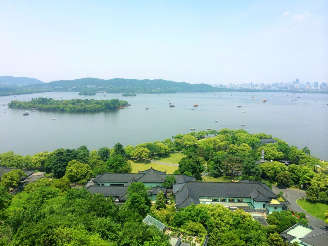 苏轼通判杭州,官邸在凤凰山北侧,可俯瞰西湖