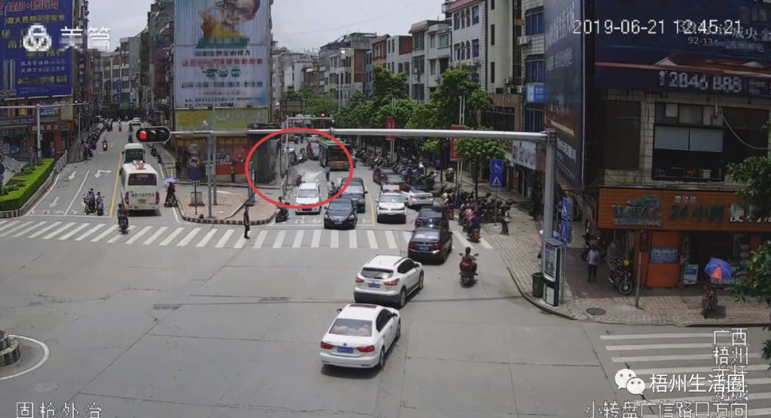 昨天,事发梧州龙圩小转盘,摩托车突然自燃起来