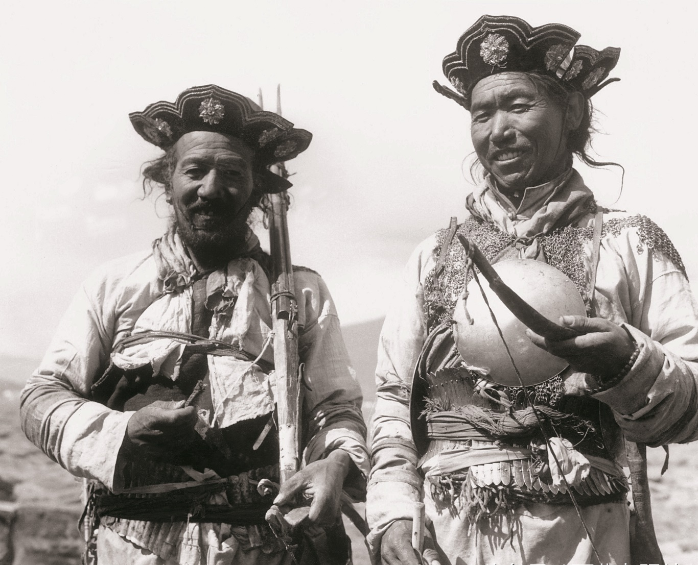 在西藏的大法会上,把农奴扮演的古代战士这种形式叫做"松穷瓦",他们是