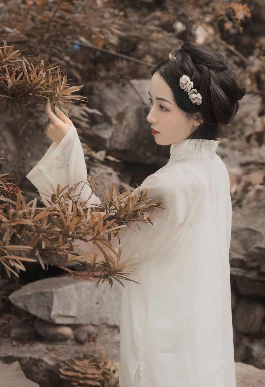 汉服古风:髻子伤春慵更梳,晚风庭院落梅初