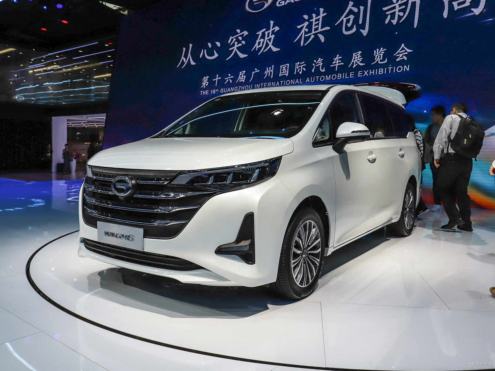 首先传祺gm6的外观就非常的酷帅,很霸气.