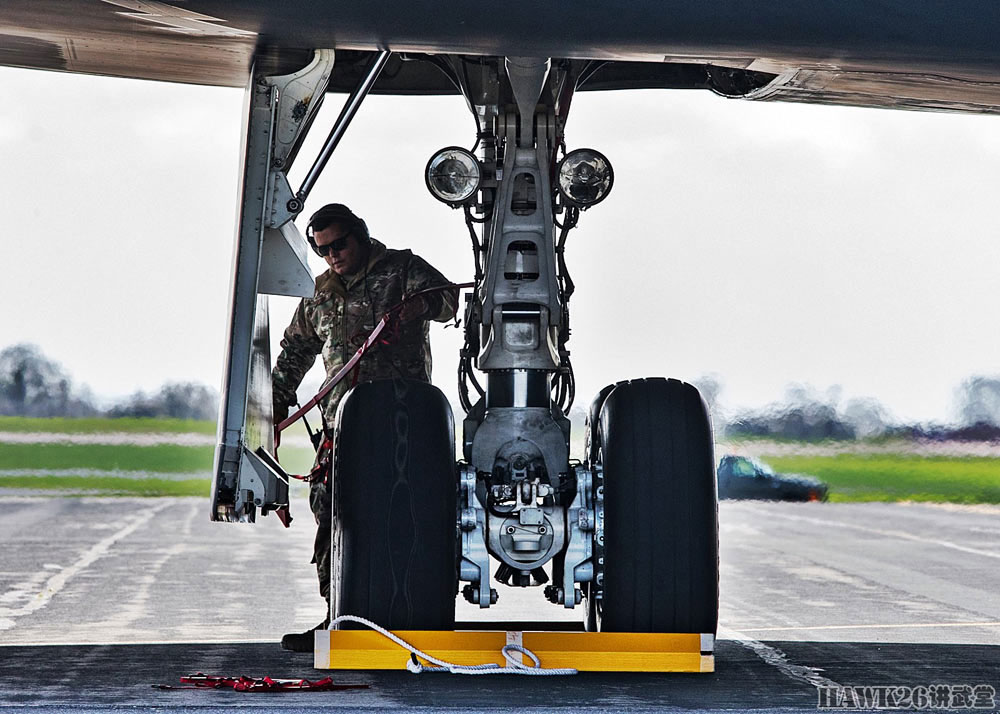 b-2隐形轰炸机飞临英国 检验实战部署能力 主起落架细节分毫毕现