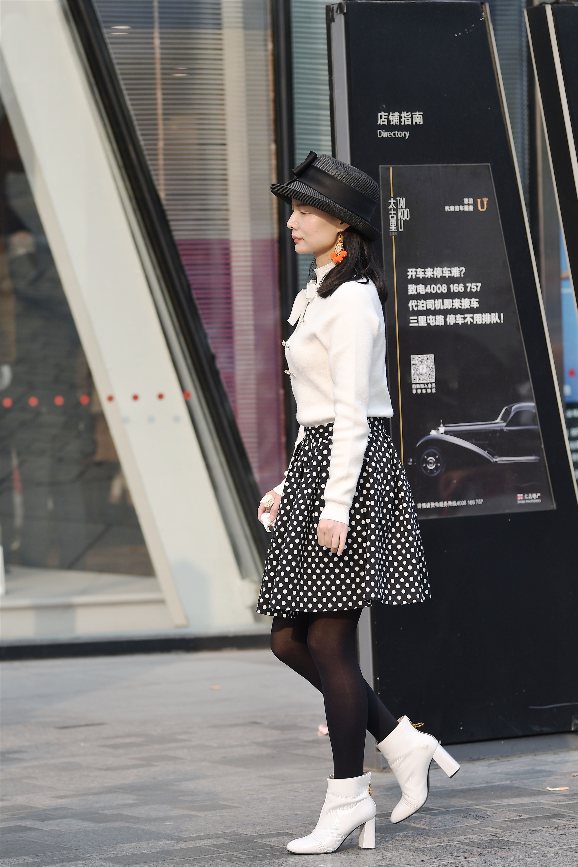 街拍:街头美女,丝袜美腿美憾凡尘,撩人心怀!