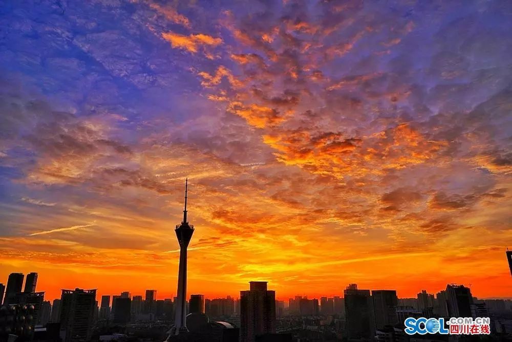 今晨,叫醒成都的不是周末,是漫天朝霞……来呀,斗图!
