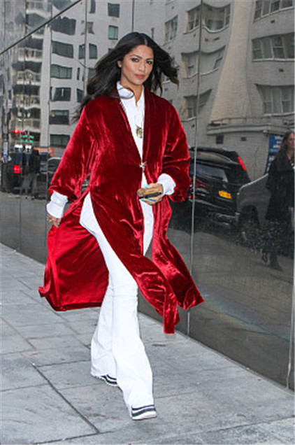 美国纽约,卡米拉·阿尔维斯(camila alves)现身街头.